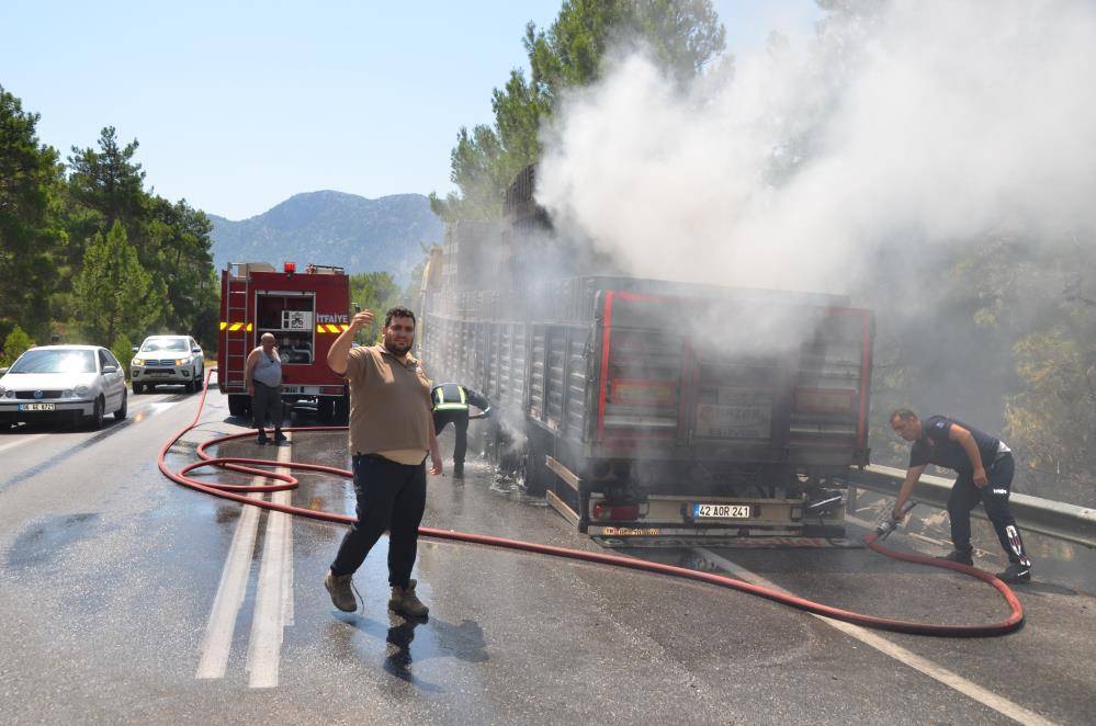 Konya’dan yola çıktı, patlayan lastik TIR'ı yaktı 1